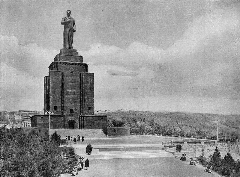 ''И.В. Сталин'' (монумент ''Победа''), 1950.Общая высота 51 м. Высота фигуры - 16 м, чеканная медь, постамент - черный туф.Ереван, Армения. Демонтирован в 1962 году