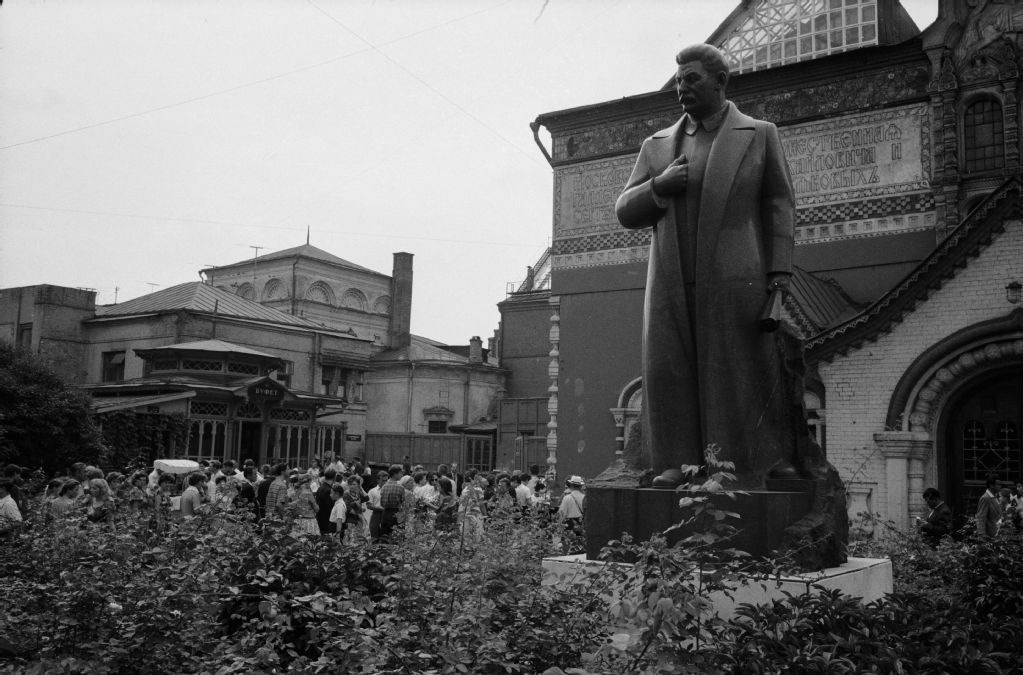 Памятник И.В. Сталину перед Государственной Третьяковской галереей.Установлен в 1939 году. Демонтирован в 1958-м