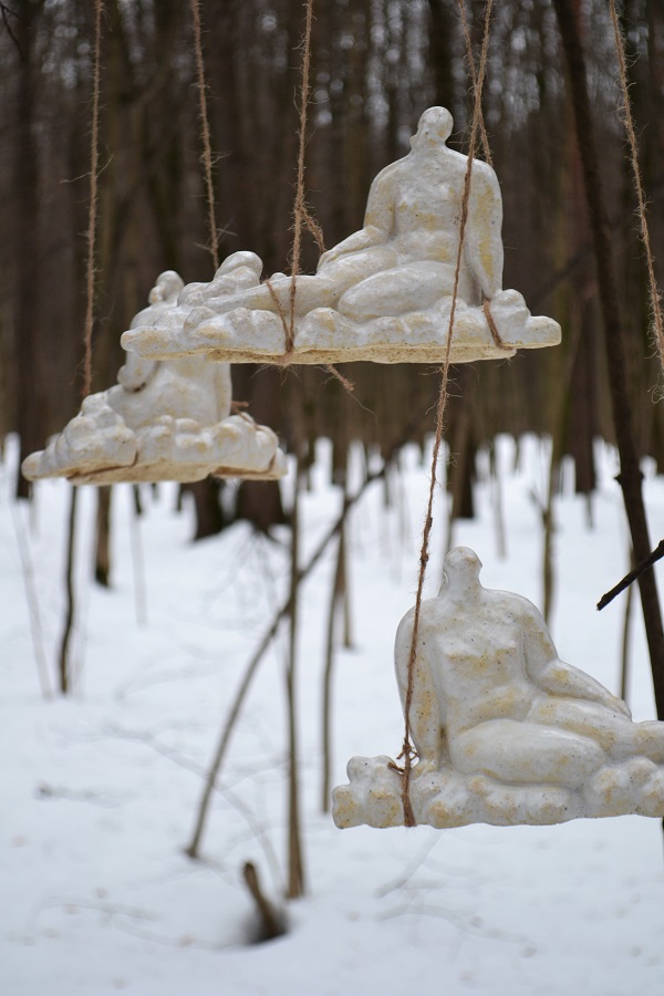 ''Облачные сны'' (серия из трех скульптур), 2022.Шамот, глазури, 25-29 см