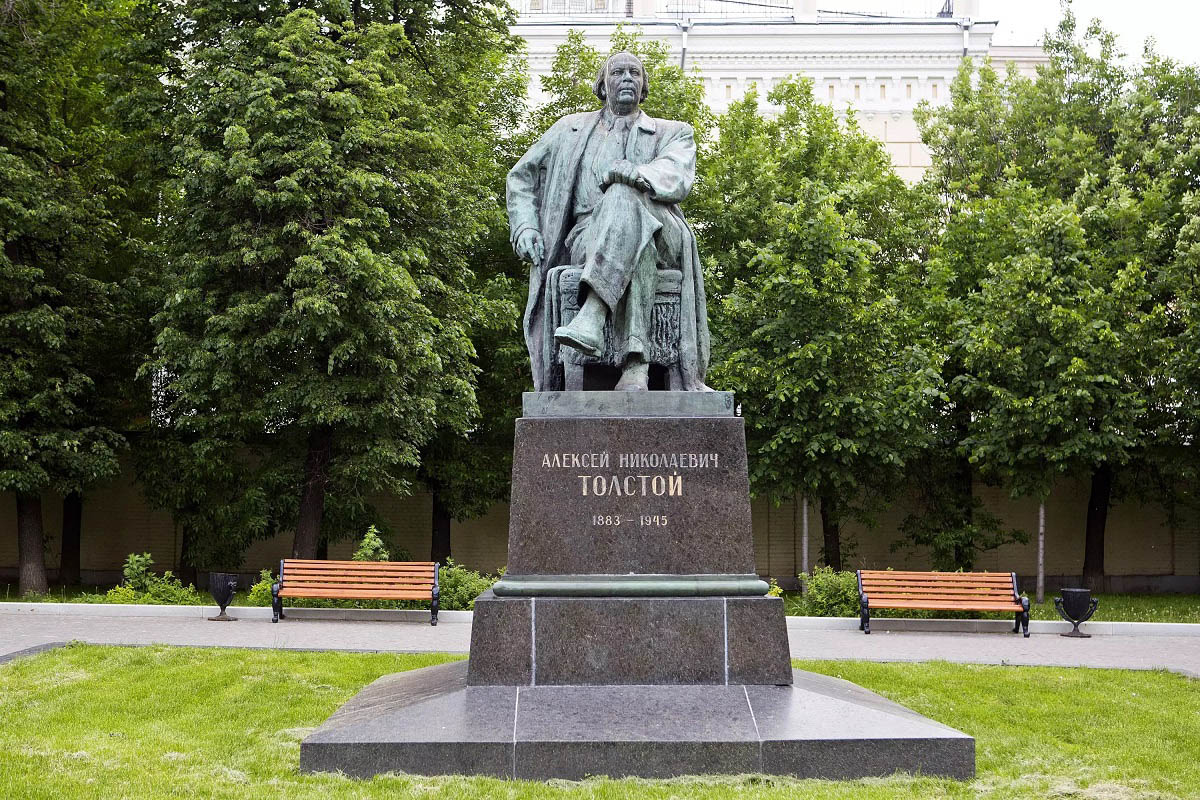 Памятник А.Н. Толстому на Б. Никитской в Москве. Бронза, гранит, архитектор Л.М. Поляков