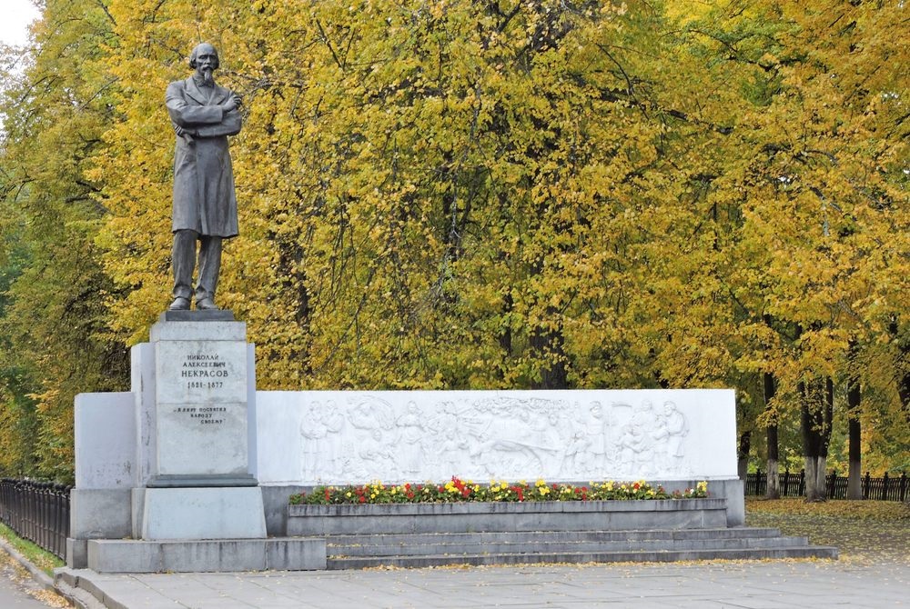 Памятник Н.А. Некрасову, 1958. Бронза, камень. Архитектор Л.М. Поляков. Ярославль
