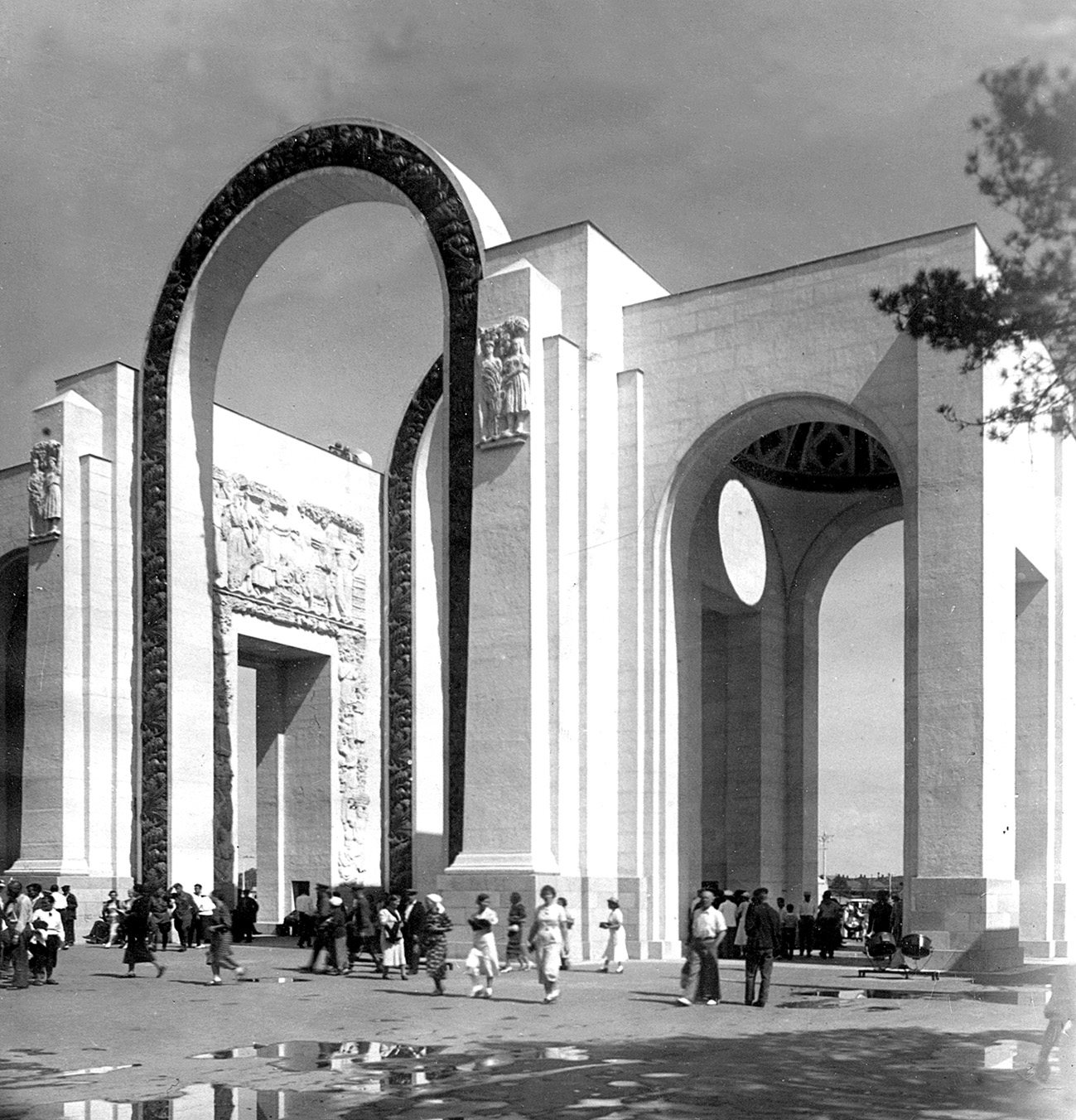 Арка Северного входа ВСХВ (ныне ВДНХ), 1938-1939. Высота – 21.5 м. Архитектор Л.М. Поляков