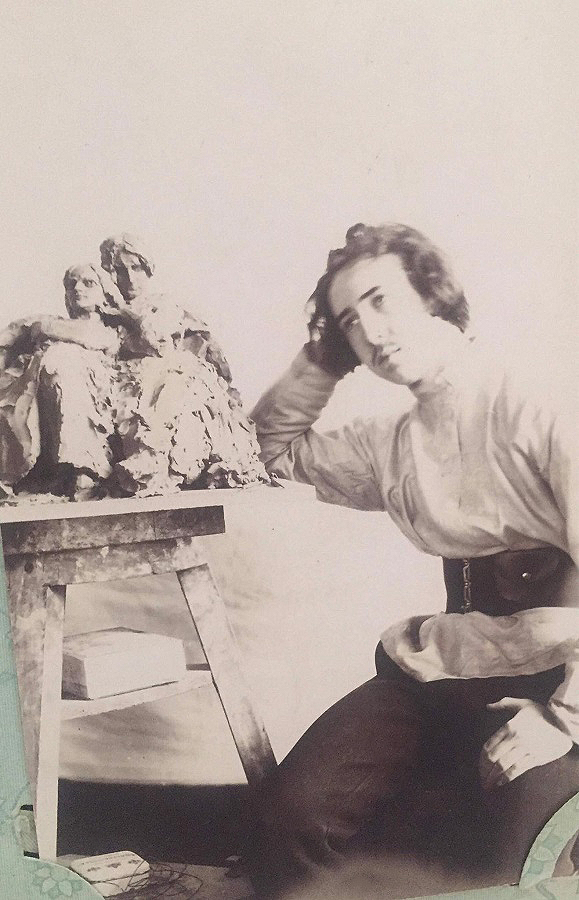 Георгий Мотовилов с первыми скульптурными работами, 1910.Фото из архива семьи Мотовиловых-Комовых