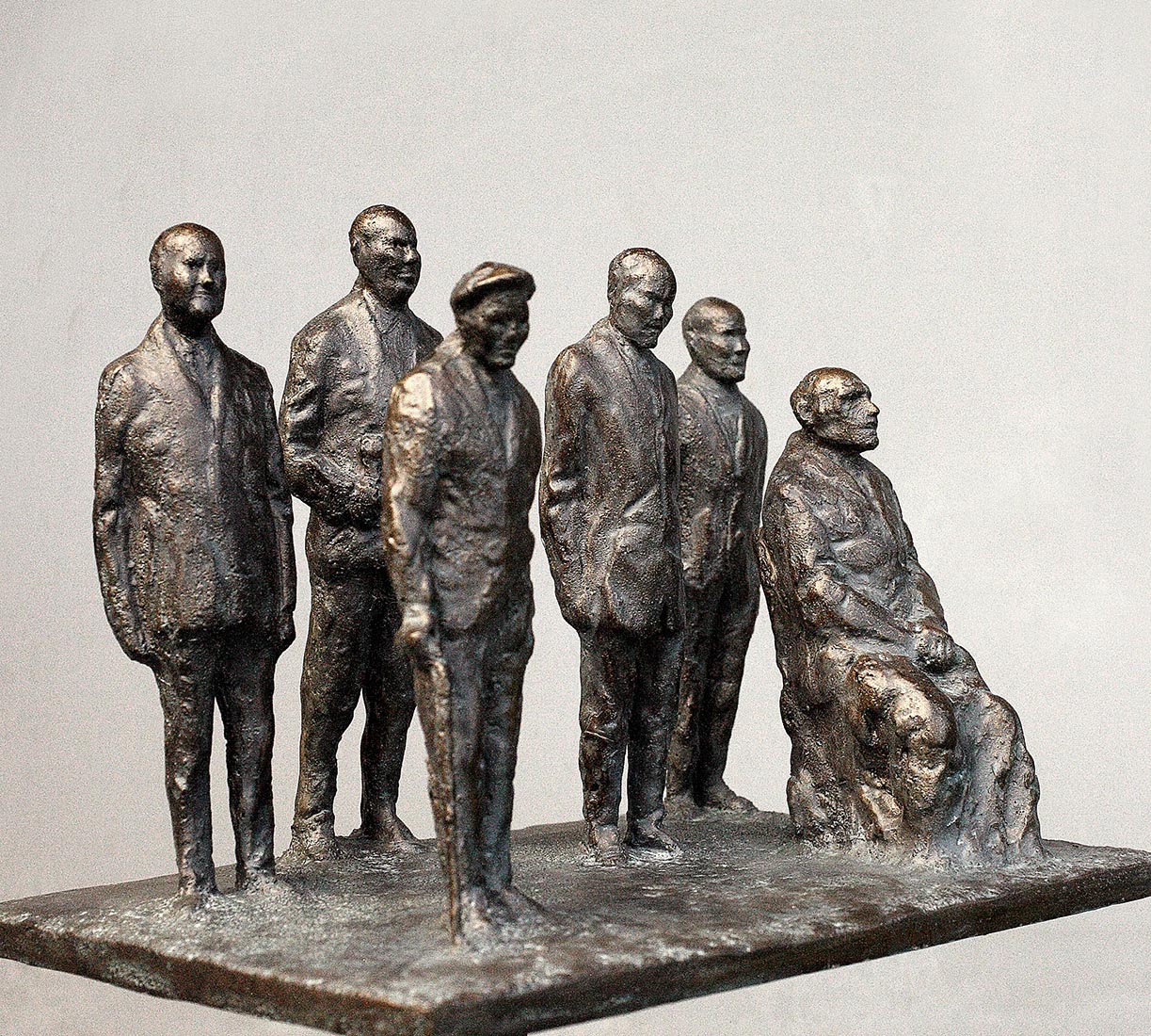 Владимир Потлов. "Последние солдаты", 2025. Композит, патина, 26х35х26  см. Фото из архива Владимира Потлова