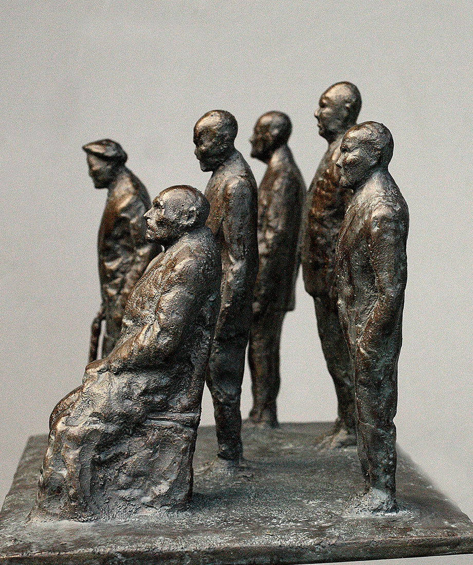 Владимир Потлов. "Последние солдаты" (ракурс), 2025. Композит, патина, 26х35х26  см. Фото из архива Владимира Потлова