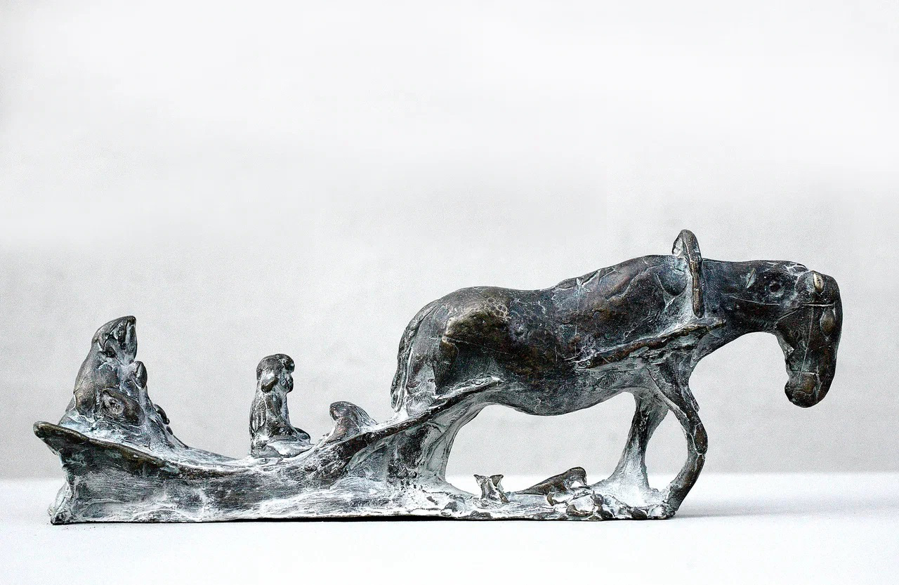 Владимир Потлов. "Зимняя дорога", 2004. Бронза, 10,5х30х7 см. Фото из архива Владимира Потлова