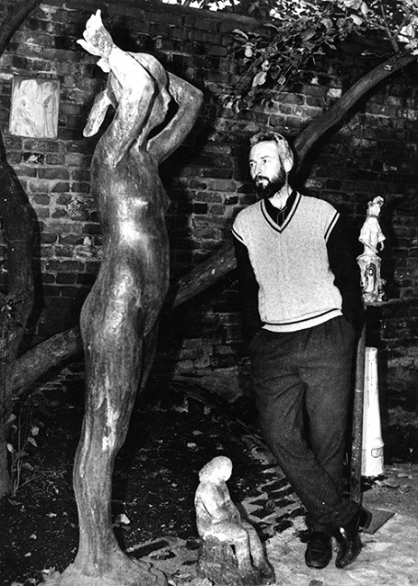 Скульптор Владимир Потлов в мастерской, 1988