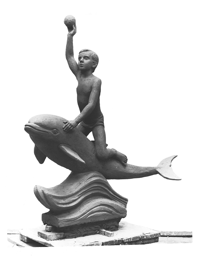 Вера Рунёва. "Мальчик на дельфине", 1989. Глина. Чайковский, Пермский край. Фото из архива Веры Рунёвой