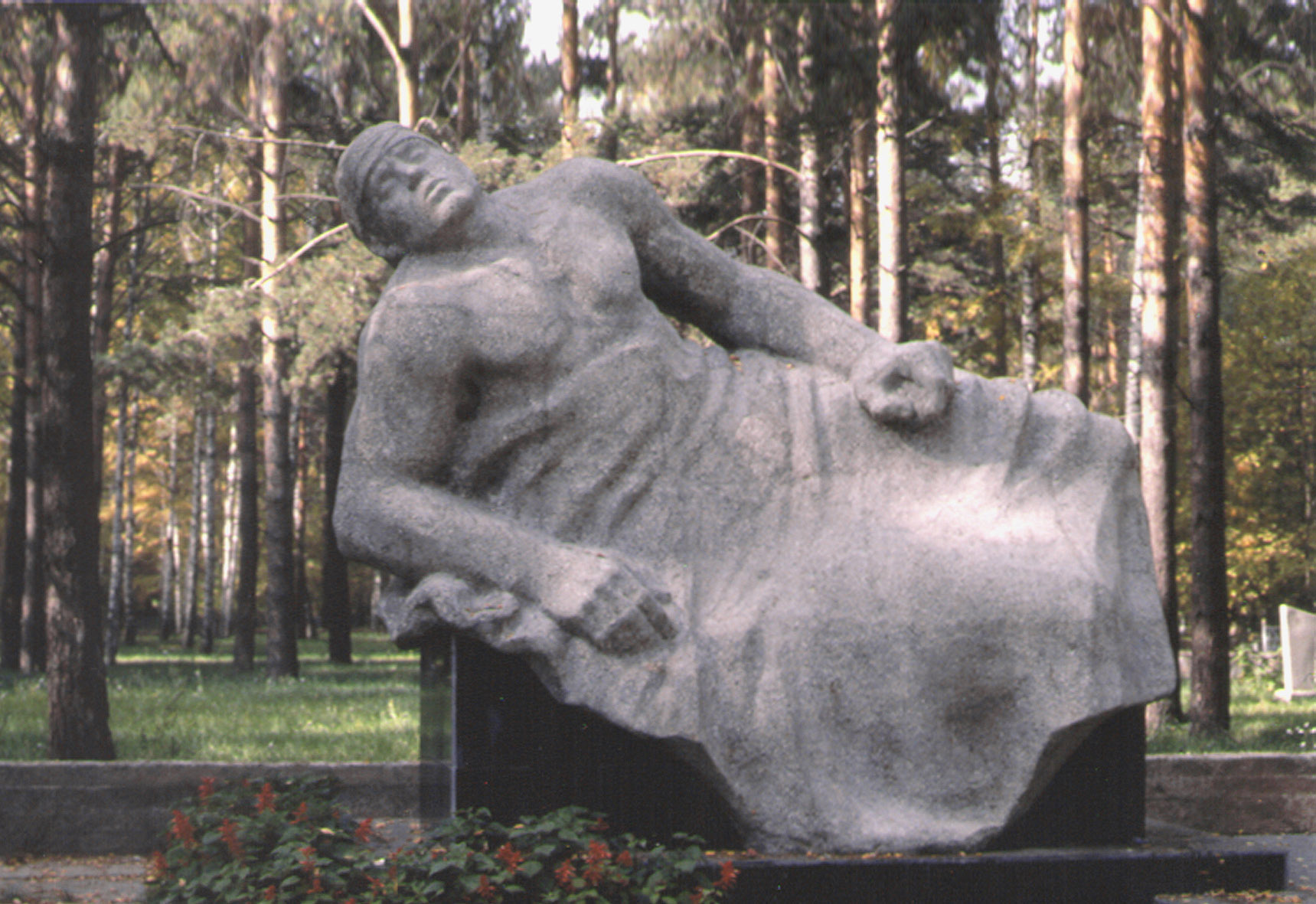 Валерия Семенова. "Раненый воин", 1978. Мемориальная скульптура для воинского госпиталя, Новосибирск. Фото из архива Ирины Семеновой