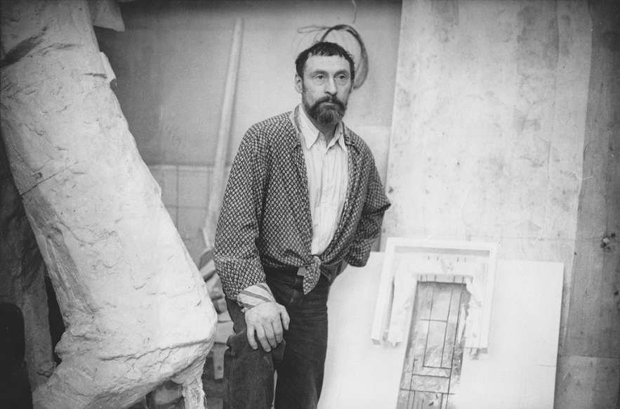 Дмитрий Шаховской в своей мастерской во Владыкино. Москва, 1974