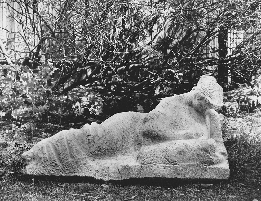 ''Первый день'', 1954-1978. Известняк, 165х75х55 см.Фото из альбома ''Дмитрий Шаховской'', М., "СканруС", 2003