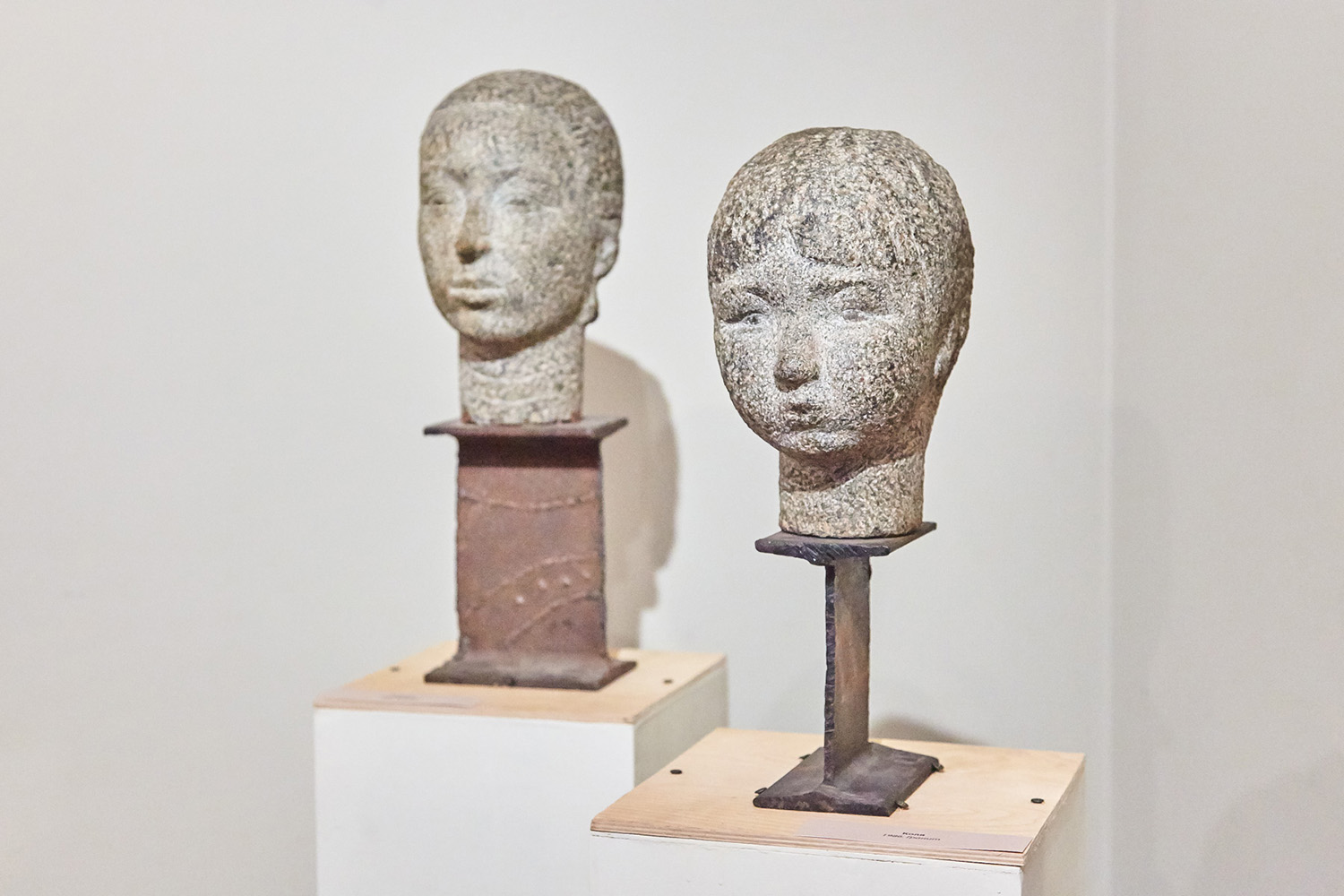 ''Наташа"'', 1986. Гранит, металл, 45х18х20 см; ''Коля'', 1986. Гранит, металл, 40х20х15 см
