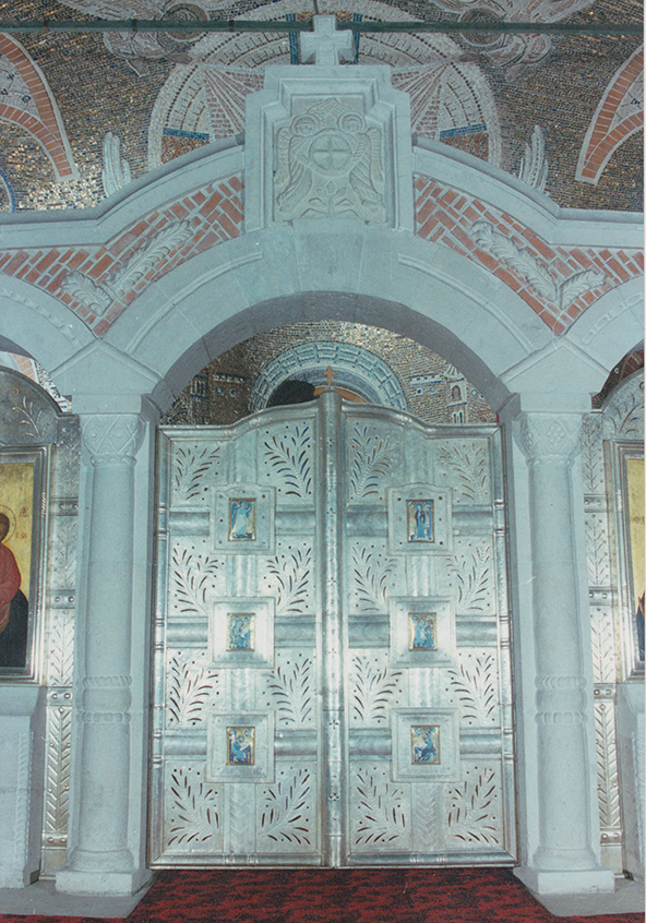 Алтарная преграда храма Спаса Преображения в Тушине (Москва), 1993-1994. Царские врата. Белый камень, плинфа, металл, просечка
