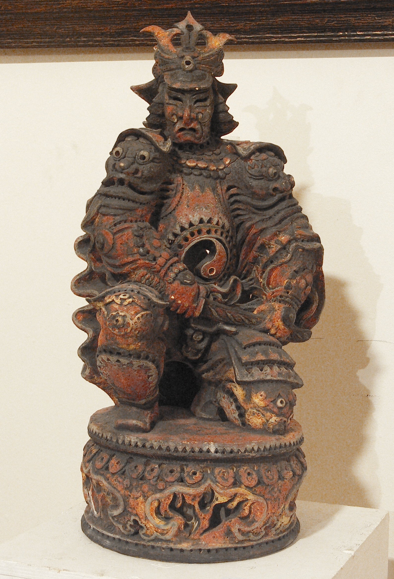 Александр Шенгелия. "Глава самураев", 2004. Керамика, 52х25х21 см. Фото из архива Александра Шенгелии