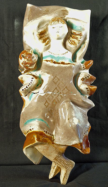 ''Спящая с кошкой'', 1973-1974. Керамика, роспись, 48,5х20х12 см