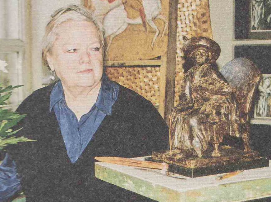 Татьяна Соколова в своей мастерской со скульптурой ''Королева-мать'', 2000-е