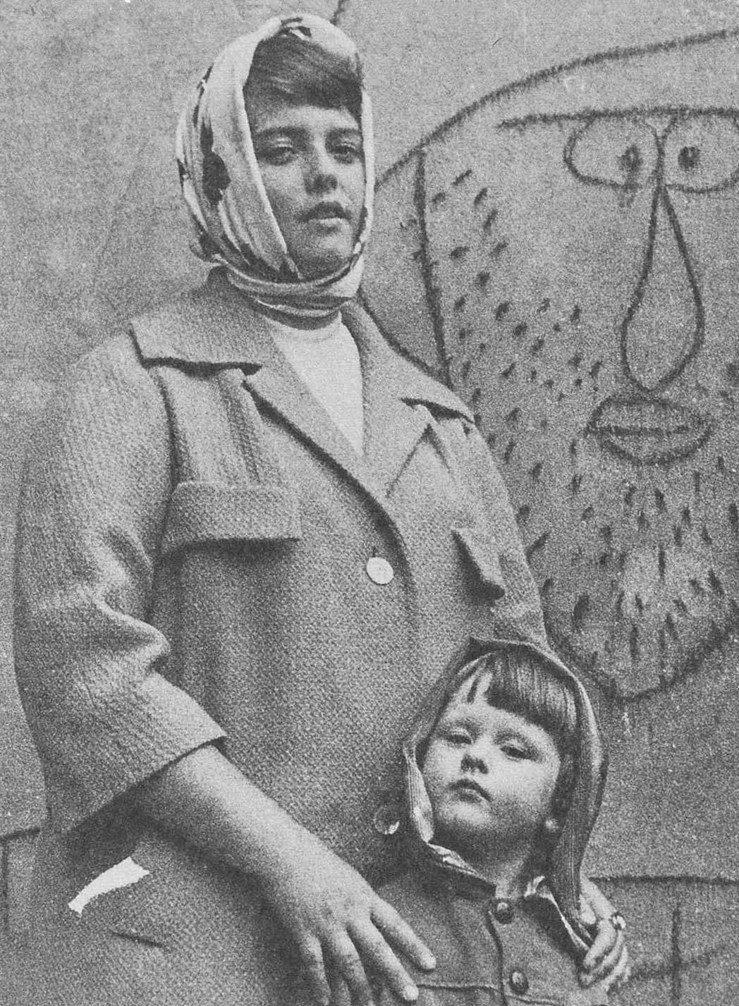 Татьяна Соколова с дочерью Наташей, начало 1960-х