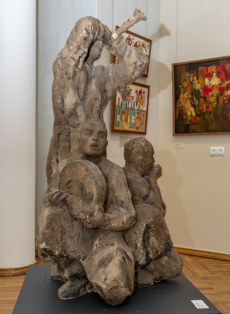 ''Узбекские музыканты'', 1980-е. Шамот, 110х70х80 см.Государственный музей искусства народов Востока, Москва