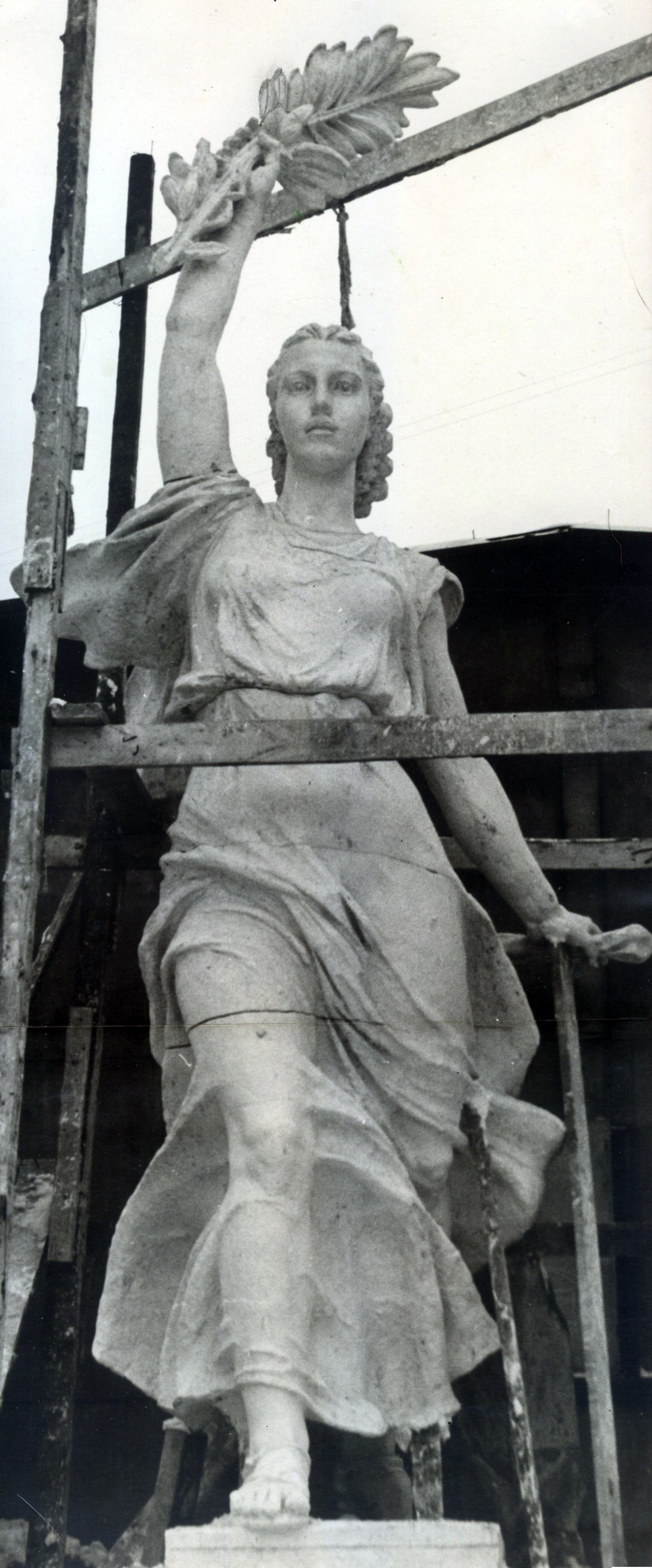Монтаж скульптуры "Мир". ДК Челябинского металлургического завода, 1957