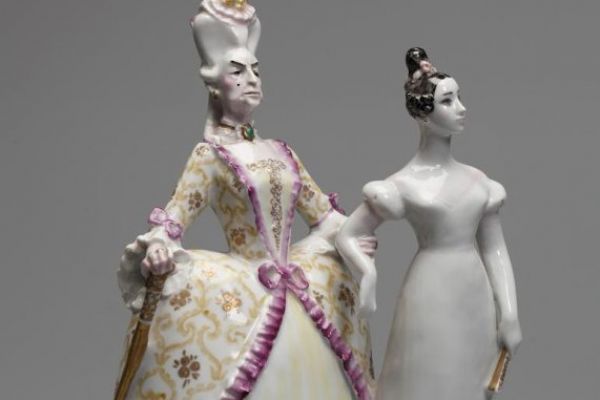 1974-grafinya-i-liza-po-motivam-povesti-a-s-pushkina-pikovaya-dama-1974-farfor-rospis-pozolota-28kh25kh15-sm-dfz-imeni-gazety-pravda-gosudarstvennyj-muzej-a-s-pushkina-moskvaFC341BF8-C003-7C6D-AA4D-A50F25B3F9A9.jpg