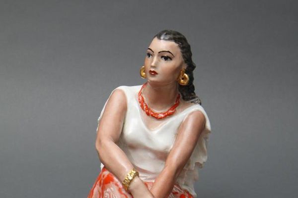 zemfira-artistka-teatra-romen-n-mikhajlova-po-poemey-a-s-pushkina-tsygany-1949-avtor-formy-farfor-rospis-nadglazurnaya-zolochenie-vysota-26-sm-dfz-gosudarstvennyj-muzej-keramiki-v-kuskovo-moskvaA6F346A3-CDB5-F385-FE89-3B02845B7B6A.jpg