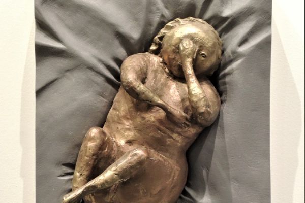 Виктор Корнеев. Из серии ''Давление'', 2003. Рельеф. Бронза дерево, 30х40х15 см. Фото из архива Виктора Корнеева