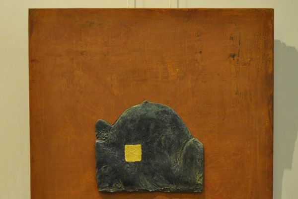 Виктор Корнеев. Из серии ''Земля и тело'', 2013. Рельеф. Железо, бронза, 70х70х5 см. Фото из архива Виктора Корнеева