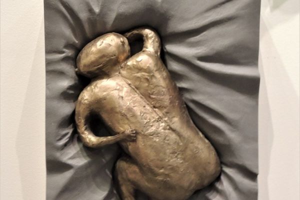 Виктор Корнеев. Из серии ''Давление'', 2003. Рельеф. Бронза дерево, 30х40х15 см. Фото из архива Виктора Корнеева