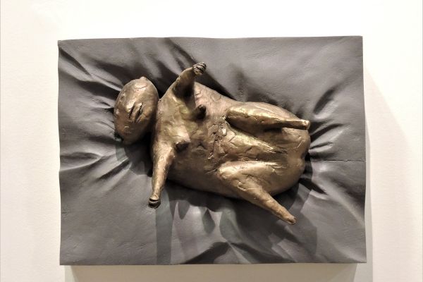 Виктор Корнеев. Из серии ''Давление'', 2003. Рельеф. Бронза дерево, 30х40х15 см. Фото из архива Виктора Корнеева