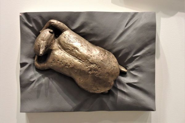 Виктор Корнеев. Из серии ''Давление'', 2003. Рельеф. Бронза дерево, 30х40х15 см. Фото из архива Виктора Корнеева