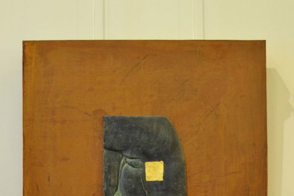 Виктор Корнеев. Из серии ''Земля и тело'', 2013. Рельеф. Железо, бронза, 70х70х5 см. Фото из архива Виктора Корнеева