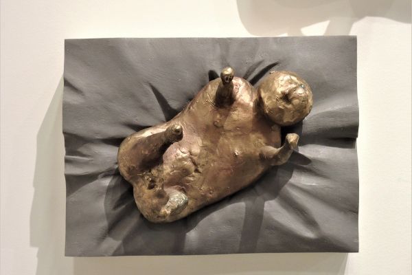 Виктор Корнеев. Из серии ''Давление'', 2003. Рельеф. Бронза дерево, 30х40х15 см. Фото из архива Виктора Корнеева