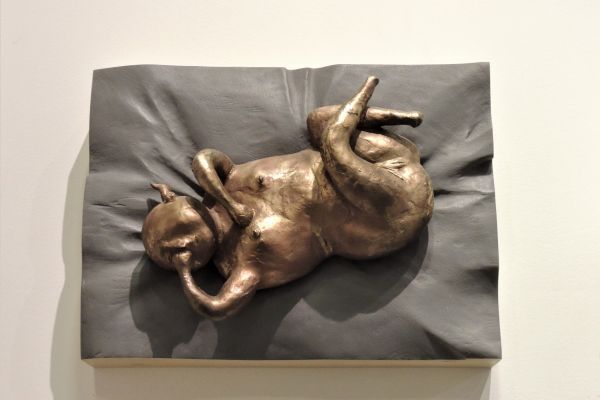 Виктор Корнеев. Из серии ''Давление'', 2003. Рельеф. Бронза дерево, 30х40х15 см. Фото из архива Виктора Корнеева