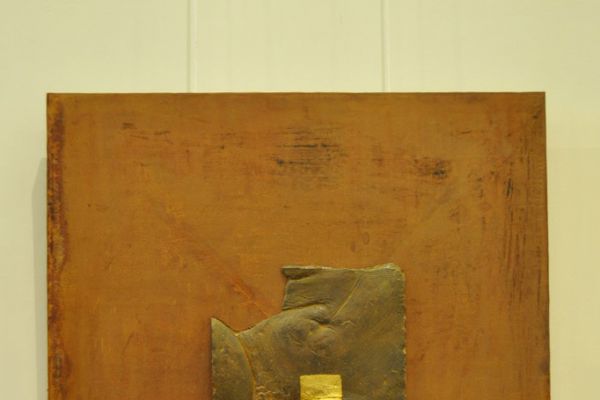 Виктор Корнеев. Из серии ''Земля и тело'', 2013. Рельеф. Железо, бронза, 70х70х5 см. Фото из архива Виктора Корнеева