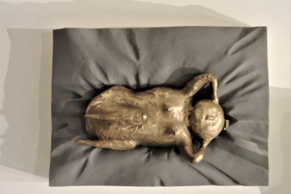 Виктор Корнеев. Из серии ''Давление'', 2003. Рельеф. Бронза дерево, 30х40х15 см. Фото из архива Виктора Корнеева