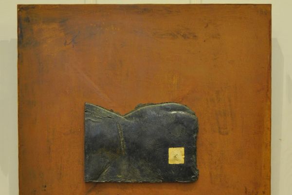 Виктор Корнеев. Из серии ''Земля и тело'', 2013. Рельеф. Железо, бронза, 70х70х5 см. Фото из архива Виктора Корнеева