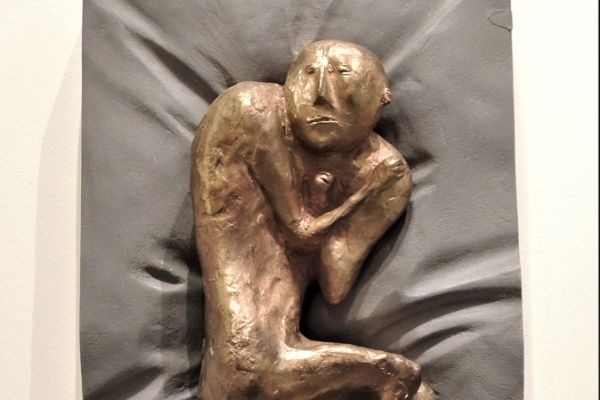 Виктор Корнеев. Из серии ''Давление'', 2003. Рельеф. Бронза дерево, 30х40х15 см. Фото из архива Виктора Корнеева