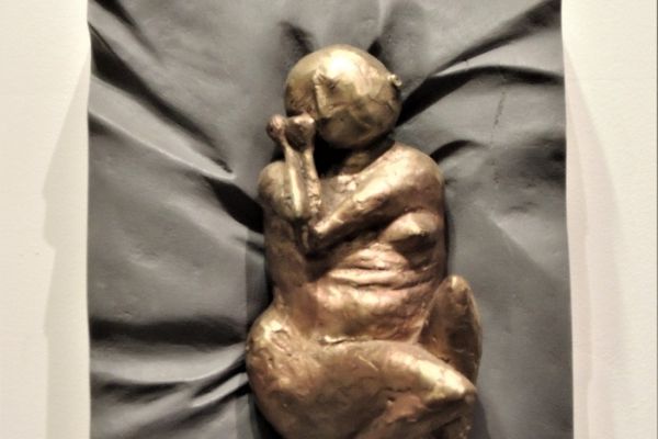 Виктор Корнеев. Из серии ''Давление'', 2003. Рельеф. Бронза дерево, 30х40х15 см. Фото из архива Виктора Корнеева