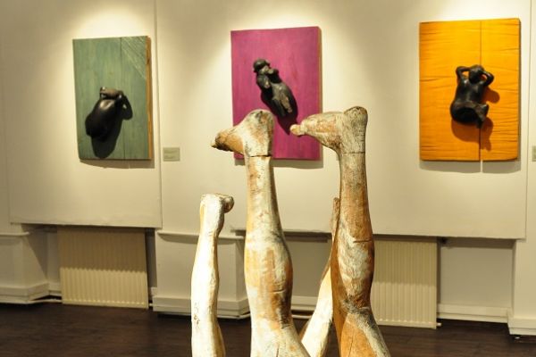 Виктор Корнеев. ''Пытаясь вспомнить'', 2003. Фрагмент из скульптурной композиции с одной фигурой и 7 рельефами. Дерево, 160х130х65 cм. Фото из архива Виктора Корнеева