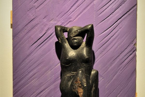 Виктор Корнеев. ''Пытаясь вспомнить'' (фрагмент), 2003. Из скульптурной композиции с одной фигурой и 7 рельефами. Дерево, камень, 50х70х20 см. Фото из архива Виктора Корнеева