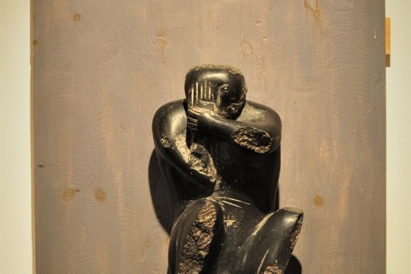 Виктор Корнеев. ''Пытаясь вспомнить'' (фрагмент), 2003. Из скульптурной композиции с одной фигурой и 7 рельефами. Дерево, камень, 50х70х20 см. Фото из архива Виктора Корнеева