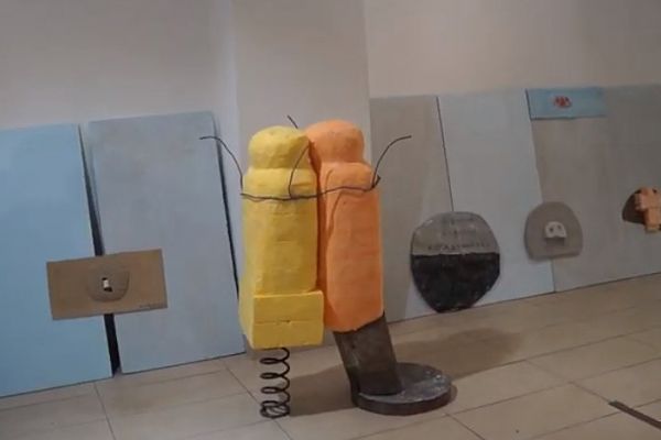 Анатолий Комелин. Два драчуна, 2021. Высота 100 см. Фрагмент экспозиции выставки ''Вспоминая родителей''. Галерея ''Нико'', Москва. Фото из архива А. Комелина