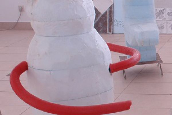 Анатолий Комелин. Плохая девочка, 2021. Высота 110 см. Фрагмент экспозиции выставки ''Вспоминая родителей''. Галерея ''Нико'', Москва. Фото из архива А. Комелина