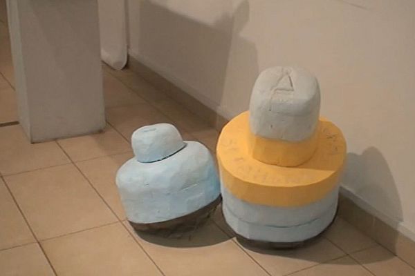 Анатолий Комелин. Куклы неваляшки, 2021. Высота 60 см. Фрагмент экспозиции выставки ''Вспоминая родителей''. Галерея ''Нико'', Москва. Фото из архива А. Комелина