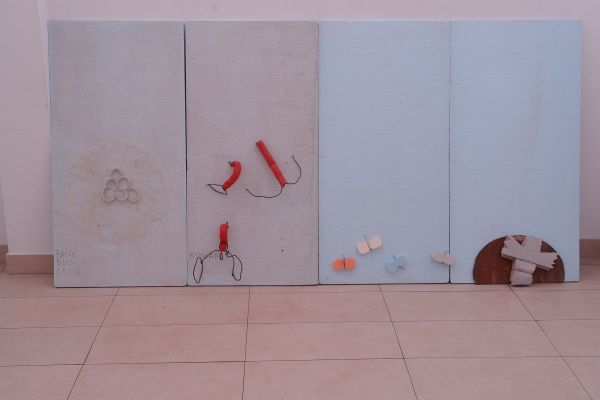 Анатолий Комелин. ''Здесь были слон, комары, бабочки, птица'', 2021. Фрагмент экспозиции выставки ''Вспоминая родителей''. Галерея ''Нико'', Москва. Фото из архива А. Комелина