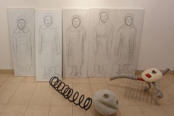 Анатолий Комелин. Друзья детства, 2021 . Фрагмент экспозиции выставки ''Вспоминая родителей''. Галерея ''Нико'', Москва. Фото из архива А. Комелина