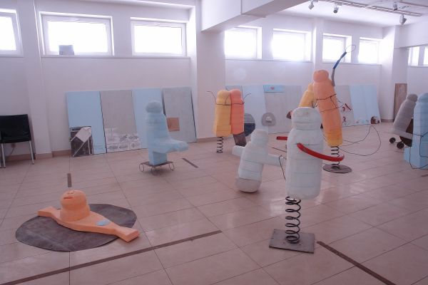 Анатолий Комелин. Играющие дети, 2021. Фрагмент экспозиции выставки ''Вспоминая родителей''. Галерея ''Нико'', Москва. Фото из архива А. Комелина