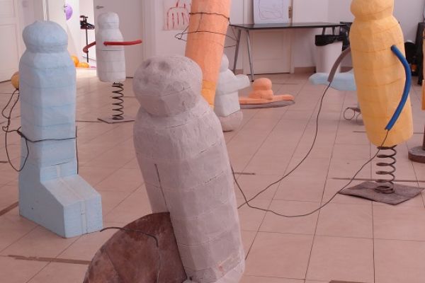 Анатолий Комелин. Мальчик на велосипеде, 2021. Высота 130 см. Фрагмент экспозиции выставки ''Вспоминая родителей''. Галерея ''Нико'', Москва. Фото из архива А. Комелина