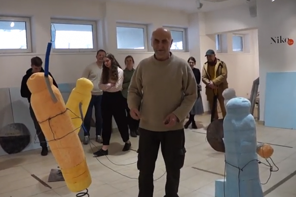 Анатолий Комелин. Игра в бадмингтон, 2021. Высота 150 см. Фрагмент экспозиции выставки ''Вспоминая родителей''. Галерея ''Нико'', Москва