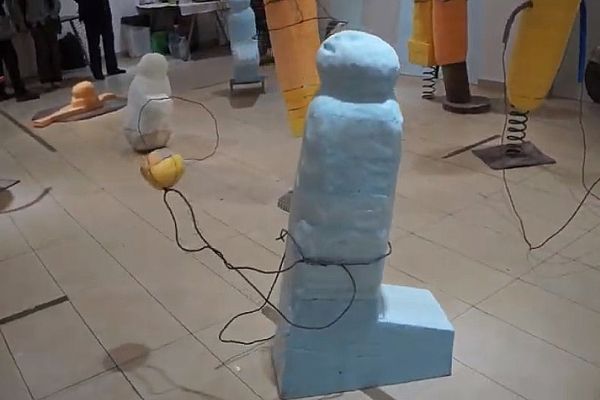 Анатолий Комелин. Футболист, 2021. ВЫсота 135 см. Фрагмент экспозиции выставки ''Вспоминая родителей''. Галерея ''Нико'', Москва. Фото из архива А. Комелина